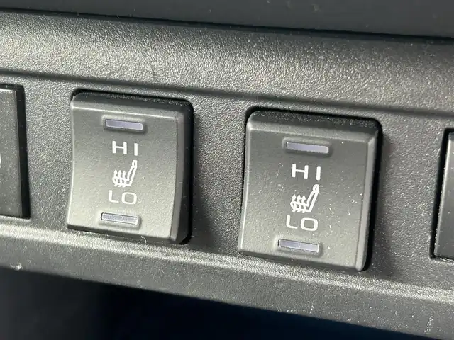 トヨタ カローラ クロス ハイブリッド Z 茨城県 2021(令3)年 2.8万km プラチナホワイトパールマイカ 純正7インチディスプレイオーディオ（AM/FM/Bluetooth接続/フルセグTV/Miracast/USB）/全周囲カメラ/ステアリングヒーター/ブラインドスポットモニター/ウインドシールドデアイサー/サンルーフ/純正2.0ETC/スマートキー/前方ドライブレコーダー/前席パワーシート/前席シートヒーター/クルーズコントロール/100V充電/電動リアゲート/純正フロアマット/オートマチックハイビーム/レーンキープアシスト/コーナーセンサー/衝突被害軽減システム/横滑り防止装置