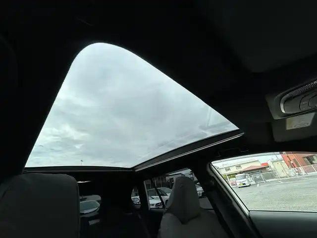 トヨタ カローラ クロス ハイブリッド Z 茨城県 2021(令3)年 2.8万km プラチナホワイトパールマイカ 純正7インチディスプレイオーディオ（AM/FM/Bluetooth接続/フルセグTV/Miracast/USB）/全周囲カメラ/ステアリングヒーター/ブラインドスポットモニター/ウインドシールドデアイサー/サンルーフ/純正2.0ETC/スマートキー/前方ドライブレコーダー/前席パワーシート/前席シートヒーター/クルーズコントロール/100V充電/電動リアゲート/純正フロアマット/オートマチックハイビーム/レーンキープアシスト/コーナーセンサー/衝突被害軽減システム/横滑り防止装置
