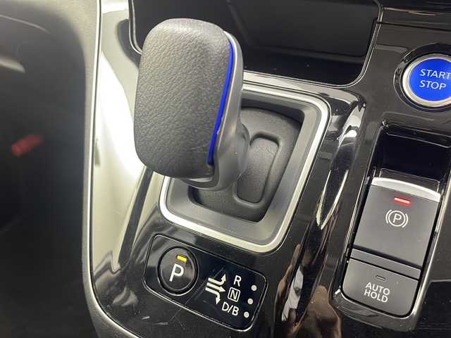 日産 セレナ e－パワー ハイウェイスター V 大阪府 2021(令3)年 3.2万km ブリリアントホワイトパール 純正ナビ/・フルセグTV/・Bluetooth/・CD/・HDMI/後席フリップダウンモニター/デジタルインナーミラー/両側パワースライドドア/プロパイロット/セーフティパックA/全方位カメラ/ブラインドスポットモニター/フロント＆バックソナー/追従クルーズコントロール/リアサーキュレーター/ステアリングヒーター/シートヒーター/カーテンエアバック