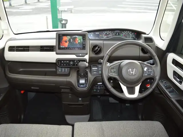 ホンダ Ｎ ＢＯＸ L ターボ 栃木県 2023(令5)年 1.1万km プラチナホワイトパール ディーラー点検記録簿/[R5.6.7]/Honda SENSING/[衝突軽減ブレーキ/誤発進抑制機能/後方誤発進抑制機能/歩行者事故低減ステアリング/路外逸脱抑制機能/先行車発進お知らせ機能/標識認識機能/オートハイビーム/車線維持支援システム]/渋滞追従機能付アダプティブクルーズコントロール/両側パワースライドドア/安全装備/[パーキングセンサーシステム/フロントセンサーカメラ/レーダーセンサー/オートマチックブレーキホールド/アイドリングストップ/横滑り防止]/7インチ純正SDナビゲーションシステム/[フルセグ/AM/FM/BT/CD/DVD]/オートライト/LEDヘッドライト/ETC2.0/プッシュスタート/電動パーキング/シートヒーター[前列]/ドライブレコーダー[前]/スマートスペアキー×1/取扱説明書/保証書