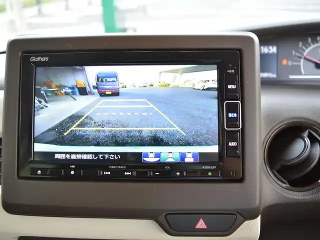 ホンダ Ｎ ＢＯＸ L ターボ 栃木県 2023(令5)年 1.1万km プラチナホワイトパール ディーラー点検記録簿/[R5.6.7]/Honda SENSING/[衝突軽減ブレーキ/誤発進抑制機能/後方誤発進抑制機能/歩行者事故低減ステアリング/路外逸脱抑制機能/先行車発進お知らせ機能/標識認識機能/オートハイビーム/車線維持支援システム]/渋滞追従機能付アダプティブクルーズコントロール/両側パワースライドドア/安全装備/[パーキングセンサーシステム/フロントセンサーカメラ/レーダーセンサー/オートマチックブレーキホールド/アイドリングストップ/横滑り防止]/7インチ純正SDナビゲーションシステム/[フルセグ/AM/FM/BT/CD/DVD]/オートライト/LEDヘッドライト/ETC2.0/プッシュスタート/電動パーキング/シートヒーター[前列]/ドライブレコーダー[前]/スマートスペアキー×1/取扱説明書/保証書