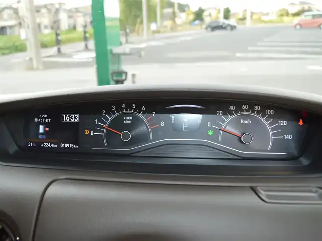 ホンダ Ｎ ＢＯＸ L ターボ 栃木県 2023(令5)年 1.1万km プラチナホワイトパール ディーラー点検記録簿/[R5.6.7]/Honda SENSING/[衝突軽減ブレーキ/誤発進抑制機能/後方誤発進抑制機能/歩行者事故低減ステアリング/路外逸脱抑制機能/先行車発進お知らせ機能/標識認識機能/オートハイビーム/車線維持支援システム]/渋滞追従機能付アダプティブクルーズコントロール/両側パワースライドドア/安全装備/[パーキングセンサーシステム/フロントセンサーカメラ/レーダーセンサー/オートマチックブレーキホールド/アイドリングストップ/横滑り防止]/7インチ純正SDナビゲーションシステム/[フルセグ/AM/FM/BT/CD/DVD]/オートライト/LEDヘッドライト/ETC2.0/プッシュスタート/電動パーキング/シートヒーター[前列]/ドライブレコーダー[前]/スマートスペアキー×1/取扱説明書/保証書