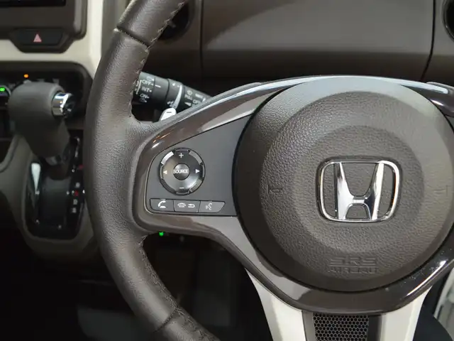 ホンダ Ｎ ＢＯＸ L ターボ 栃木県 2023(令5)年 1.1万km プラチナホワイトパール ディーラー点検記録簿/[R5.6.7]/Honda SENSING/[衝突軽減ブレーキ/誤発進抑制機能/後方誤発進抑制機能/歩行者事故低減ステアリング/路外逸脱抑制機能/先行車発進お知らせ機能/標識認識機能/オートハイビーム/車線維持支援システム]/渋滞追従機能付アダプティブクルーズコントロール/両側パワースライドドア/安全装備/[パーキングセンサーシステム/フロントセンサーカメラ/レーダーセンサー/オートマチックブレーキホールド/アイドリングストップ/横滑り防止]/7インチ純正SDナビゲーションシステム/[フルセグ/AM/FM/BT/CD/DVD]/オートライト/LEDヘッドライト/ETC2.0/プッシュスタート/電動パーキング/シートヒーター[前列]/ドライブレコーダー[前]/スマートスペアキー×1/取扱説明書/保証書