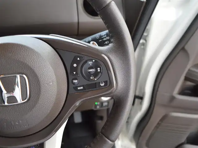 ホンダ Ｎ ＢＯＸ L ターボ 栃木県 2023(令5)年 1.1万km プラチナホワイトパール ディーラー点検記録簿/[R5.6.7]/Honda SENSING/[衝突軽減ブレーキ/誤発進抑制機能/後方誤発進抑制機能/歩行者事故低減ステアリング/路外逸脱抑制機能/先行車発進お知らせ機能/標識認識機能/オートハイビーム/車線維持支援システム]/渋滞追従機能付アダプティブクルーズコントロール/両側パワースライドドア/安全装備/[パーキングセンサーシステム/フロントセンサーカメラ/レーダーセンサー/オートマチックブレーキホールド/アイドリングストップ/横滑り防止]/7インチ純正SDナビゲーションシステム/[フルセグ/AM/FM/BT/CD/DVD]/オートライト/LEDヘッドライト/ETC2.0/プッシュスタート/電動パーキング/シートヒーター[前列]/ドライブレコーダー[前]/スマートスペアキー×1/取扱説明書/保証書