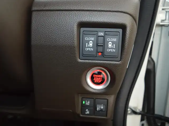 ホンダ Ｎ ＢＯＸ L ターボ 栃木県 2023(令5)年 1.1万km プラチナホワイトパール ディーラー点検記録簿/[R5.6.7]/Honda SENSING/[衝突軽減ブレーキ/誤発進抑制機能/後方誤発進抑制機能/歩行者事故低減ステアリング/路外逸脱抑制機能/先行車発進お知らせ機能/標識認識機能/オートハイビーム/車線維持支援システム]/渋滞追従機能付アダプティブクルーズコントロール/両側パワースライドドア/安全装備/[パーキングセンサーシステム/フロントセンサーカメラ/レーダーセンサー/オートマチックブレーキホールド/アイドリングストップ/横滑り防止]/7インチ純正SDナビゲーションシステム/[フルセグ/AM/FM/BT/CD/DVD]/オートライト/LEDヘッドライト/ETC2.0/プッシュスタート/電動パーキング/シートヒーター[前列]/ドライブレコーダー[前]/スマートスペアキー×1/取扱説明書/保証書