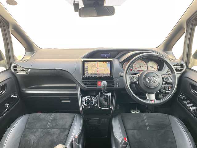 トヨタ ヴォクシー ZS GRスポーツ 山口県 2018(平30)年 8.1万km ブラック 社外ナビ/CD/DVD/SD/BT/FM/AM/バックカメラ/フルセグTV/ETC/クルーズコントロール/前方ドライブレコーダー/両側パワースライドドア/衝突軽減ブレ―キ/レーンアシスト/オートライト/オートマチックハイビーム/電動格納ミラー/純正フロアマット