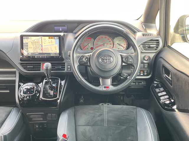 トヨタ ヴォクシー ZS GRスポーツ 山口県 2018(平30)年 8.1万km ブラック 社外ナビ/CD/DVD/SD/BT/FM/AM/バックカメラ/フルセグTV/ETC/クルーズコントロール/前方ドライブレコーダー/両側パワースライドドア/衝突軽減ブレ―キ/レーンアシスト/オートライト/オートマチックハイビーム/電動格納ミラー/純正フロアマット