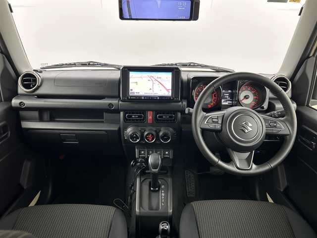 スズキ ジムニー XC 福岡県 2023(令5)年 1.3万km シフォンアイボリーM 社外８型ナビ　/バックカメラ　/前後ドラレコ　/デジタルルームミラー　/ＥＴＣ　/ルーフラック　/クルーズコントロール　/衝突軽減ブレーキ　/レーンキープ　/ヒルディセントコントロール　/シートヒーター　/純正ＡＷ積込み有