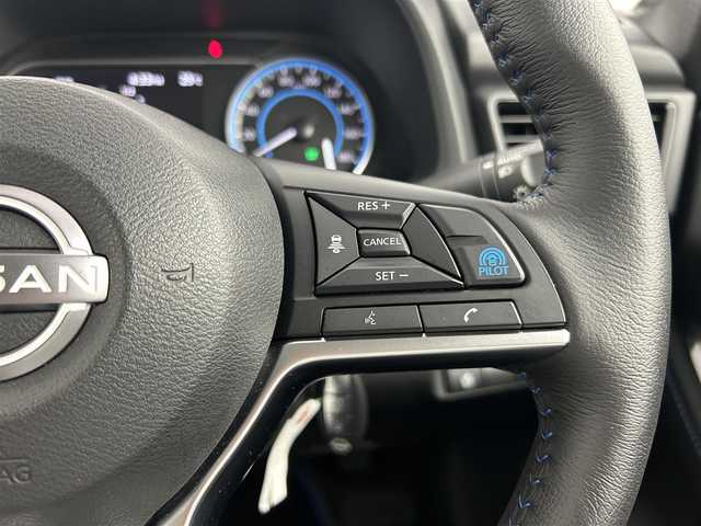 日産 リーフ X Vセレクション 90周年記念車 千葉県 2023(令5)年 0.4万km オーロラフレアブルーパール 禁煙車/プロパイロット/アラウンドビューモニター/インテリジェントルームミラー/車線逸脱防止支援/ふらつき警報/純正9インチナビ/レーダークルーズコントロール/LEDオートライト/ハーフレザーシート/シートヒーター/純正17インチアルミホイール/オートエアコン/USBポート/プッシュスタート/スマートキー