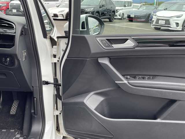 フォルクスワーゲン ゴルフ トゥーラン TDI ハイライン 東京都 2018(平30)年 4.4万km 白 純正ナビ/ワンオーナー/ETC2.0/純正アルミホイール/アダプティブクルーズコントロール/パドルシフト/サンシェード/フロントフォグランプ/ドライブレコーダー/キーレスエントリー/電動リアゲート/コーナーセンサー/Bluetooth/シートヒーター/衝突軽減ブレーキ/LEDヘッドライト/新車保証書/取扱説明書