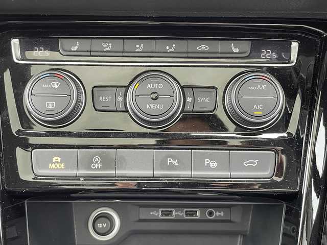 フォルクスワーゲン ゴルフ トゥーラン TDI ハイライン 東京都 2018(平30)年 4.4万km 白 純正ナビ/ワンオーナー/ETC2.0/純正アルミホイール/アダプティブクルーズコントロール/パドルシフト/サンシェード/フロントフォグランプ/ドライブレコーダー/キーレスエントリー/電動リアゲート/コーナーセンサー/Bluetooth/シートヒーター/衝突軽減ブレーキ/LEDヘッドライト/新車保証書/取扱説明書