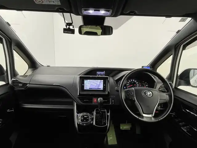 トヨタ ヴォクシー ZS 煌Ⅱ 群馬県 2019(平31)年 5.1万km ホワイトパールクリスタルシャイン 禁煙車　純正７型ナビ　アルパインフリップダウンモニター　バックカメラ　両側パワースライドドア　オートクルーズコントロール　ETC　衝突軽減　アイドリングストップ　スマートキー　プッシュスタート