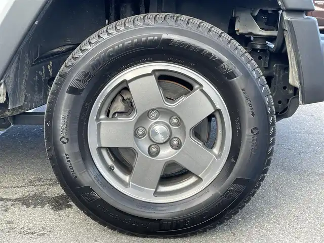 クライスラー・ジープ ジープ ラングラー アンリミテッド スポーツ 長野県 2016(平28)年 12.1万km ブライトホワイト ４WDワンオーナー/記録簿9枚（メンテナンスノート内含む）/カラーコード：PW7/積込純正ホイール・サマータイヤ4本/カロッツェリアナビ/フルセグTV/Bluetooth/バックカメラ・左側サイドカメラ/ETC/革巻きステアリング/MTモード付オートマ/クルーズコントロール/横滑り防止/リモコンキー/スペアキー/取扱説明書/保証書