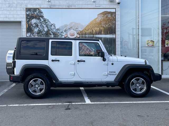 クライスラー・ジープ ジープ ラングラー アンリミテッド スポーツ 長野県 2016(平28)年 12.1万km ブライトホワイト ４WDワンオーナー/記録簿9枚（メンテナンスノート内含む）/カラーコード：PW7/積込純正ホイール・サマータイヤ4本/カロッツェリアナビ/フルセグTV/Bluetooth/バックカメラ・左側サイドカメラ/ETC/革巻きステアリング/MTモード付オートマ/クルーズコントロール/横滑り防止/リモコンキー/スペアキー/取扱説明書/保証書