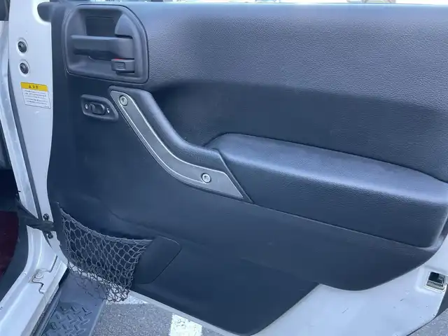 クライスラー・ジープ ジープ ラングラー アンリミテッド スポーツ 長野県 2016(平28)年 12.1万km ブライトホワイト ４WDワンオーナー/記録簿9枚（メンテナンスノート内含む）/カラーコード：PW7/積込純正ホイール・サマータイヤ4本/カロッツェリアナビ/フルセグTV/Bluetooth/バックカメラ・左側サイドカメラ/ETC/革巻きステアリング/MTモード付オートマ/クルーズコントロール/横滑り防止/リモコンキー/スペアキー/取扱説明書/保証書