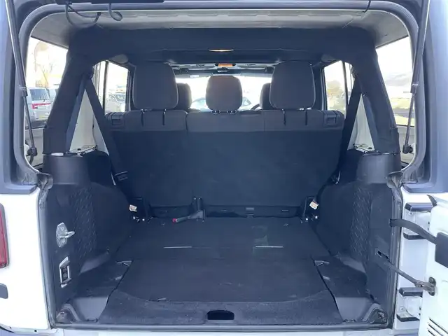 クライスラー・ジープ ジープ ラングラー アンリミテッド スポーツ 長野県 2016(平28)年 12.1万km ブライトホワイト ４WDワンオーナー/記録簿9枚（メンテナンスノート内含む）/カラーコード：PW7/積込純正ホイール・サマータイヤ4本/カロッツェリアナビ/フルセグTV/Bluetooth/バックカメラ・左側サイドカメラ/ETC/革巻きステアリング/MTモード付オートマ/クルーズコントロール/横滑り防止/リモコンキー/スペアキー/取扱説明書/保証書