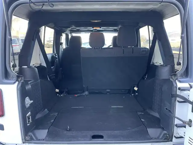 クライスラー・ジープ ジープ ラングラー アンリミテッド スポーツ 長野県 2016(平28)年 12.1万km ブライトホワイト ４WDワンオーナー/記録簿9枚（メンテナンスノート内含む）/カラーコード：PW7/積込純正ホイール・サマータイヤ4本/カロッツェリアナビ/フルセグTV/Bluetooth/バックカメラ・左側サイドカメラ/ETC/革巻きステアリング/MTモード付オートマ/クルーズコントロール/横滑り防止/リモコンキー/スペアキー/取扱説明書/保証書