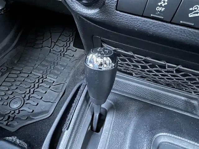 クライスラー・ジープ ジープ ラングラー アンリミテッド スポーツ 長野県 2016(平28)年 12.1万km ブライトホワイト ４WDワンオーナー/記録簿9枚（メンテナンスノート内含む）/カラーコード：PW7/積込純正ホイール・サマータイヤ4本/カロッツェリアナビ/フルセグTV/Bluetooth/バックカメラ・左側サイドカメラ/ETC/革巻きステアリング/MTモード付オートマ/クルーズコントロール/横滑り防止/リモコンキー/スペアキー/取扱説明書/保証書