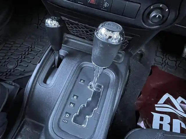 クライスラー・ジープ ジープ ラングラー アンリミテッド スポーツ 長野県 2016(平28)年 12.1万km ブライトホワイト ４WDワンオーナー/記録簿9枚（メンテナンスノート内含む）/カラーコード：PW7/積込純正ホイール・サマータイヤ4本/カロッツェリアナビ/フルセグTV/Bluetooth/バックカメラ・左側サイドカメラ/ETC/革巻きステアリング/MTモード付オートマ/クルーズコントロール/横滑り防止/リモコンキー/スペアキー/取扱説明書/保証書