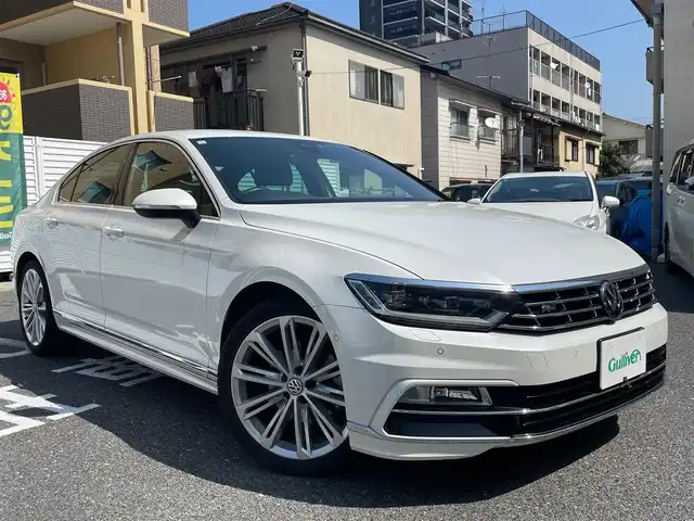 フォルクスワーゲン パサート 2．0 TSI Rライン 広島県 2018(平30)年 8.2万km 白 /登録時走行距離/　　　　　　　81997キロ/純正ナビ/バックカメラ/地デジ/黒革シート/シートヒーター/クルーズコントロール/パワートランク/スペアキー×１/ビルトインETC/新車時整備手帳/　　【保証書】/取扱説明書/