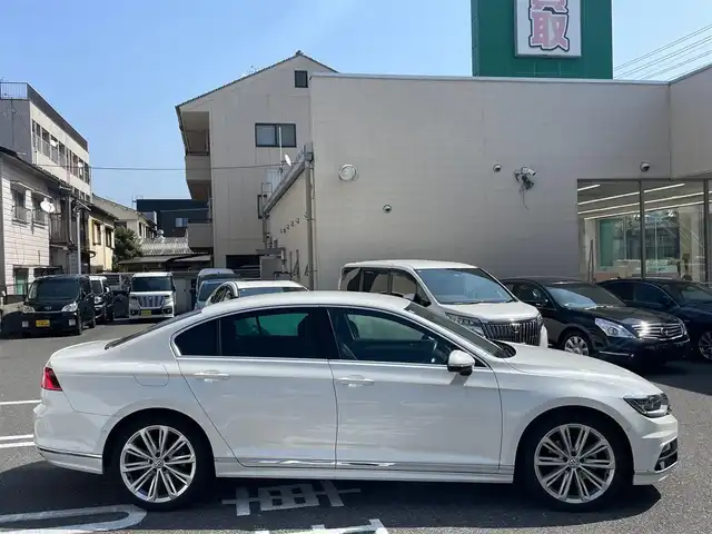 フォルクスワーゲン パサート 2．0 TSI Rライン 広島県 2018(平30)年 8.2万km 白 /登録時走行距離/　　　　　　　81997キロ/純正ナビ/バックカメラ/地デジ/黒革シート/シートヒーター/クルーズコントロール/パワートランク/スペアキー×１/ビルトインETC/新車時整備手帳/　　【保証書】/取扱説明書/