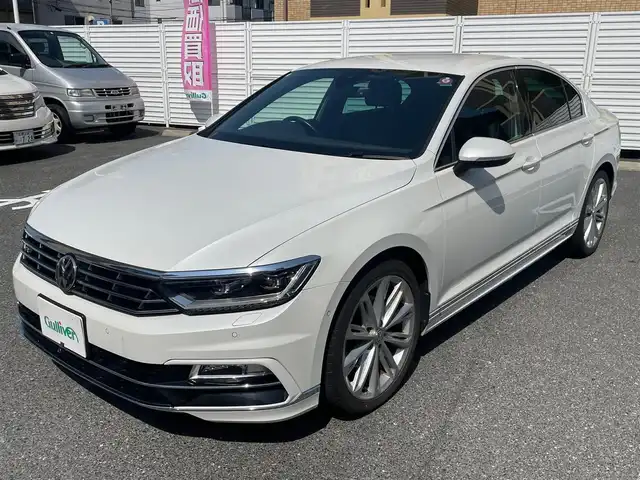 フォルクスワーゲン パサート 2．0 TSI Rライン 広島県 2018(平30)年 8.2万km 白 /登録時走行距離/　　　　　　　81997キロ/純正ナビ/バックカメラ/地デジ/黒革シート/シートヒーター/クルーズコントロール/パワートランク/スペアキー×１/ビルトインETC/新車時整備手帳/　　【保証書】/取扱説明書/