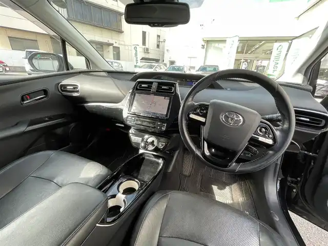 トヨタ プリウス A プレミアム 岡山県 2017(平29)年 9.1万km プレシャスブラックパール 登録時走行距離91010キロ/9インチALPINEナビ（X9S）/AM/FM/TV/Bluetooth/CD/サンルーフ/モデリスタエアロ（F、S、R）/Toyota Safety Sense/・プリクラッシュセーフティ/・レーダークルーズコントロール/・レーンディパーチャーアラート/パーキングアシスト/クリアランスソナー/ブラインドスポットモニター/ヘッドアップディスプレイ/純正17インチAW/純正フロアマット/バックカメラ/パワーシート（D）/シートヒーター（D＋N）/プッシュスタート/スマートキー/ビルトインETC