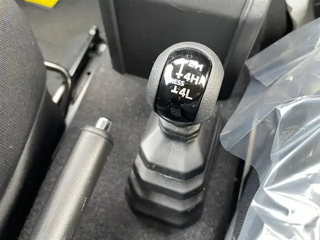 スズキ ジムニー シエラ JC 石川県 2023(令5)年 1.2万km 白 スズキセーフティサポート/4WD/シートヒーター/オートライト/オートエアコン/スマートキー/プッシュスタート/電動ミラー/LEDヘッドライト/保証書