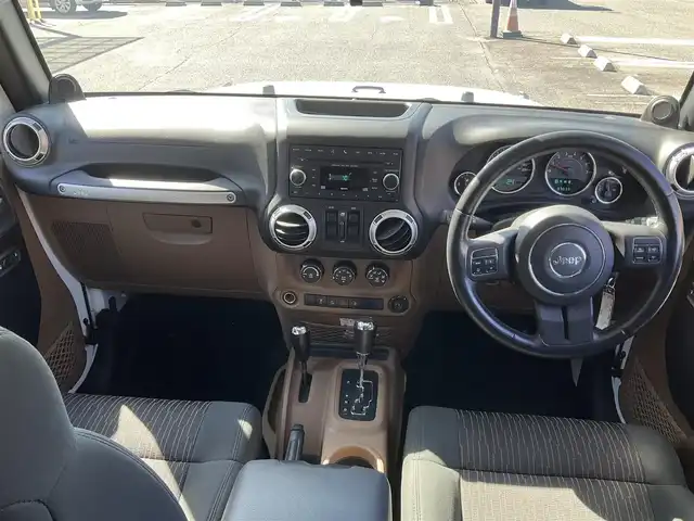 クライスラー・ジープ ジープ ラングラー アンリミテッド サハラ 滋賀県 2012(平24)年 5.7万km 白 ワンオーナー /4WD/純正オーディオ/CD、DVD、ハンズフリー/サイドカメラ/ETC/クルーズコントロール/純正18インチアルミホイール/スペアキー有り/取扱説明書/保証書/