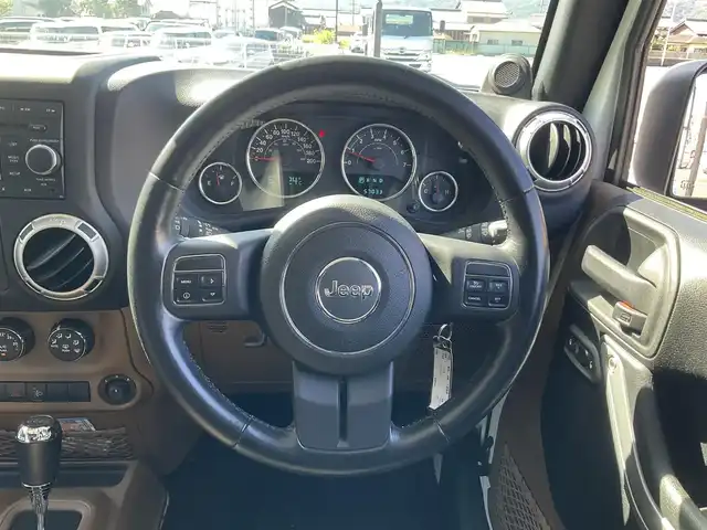 クライスラー・ジープ ジープ ラングラー アンリミテッド サハラ 滋賀県 2012(平24)年 5.7万km 白 ワンオーナー /4WD/純正オーディオ/CD、DVD、ハンズフリー/サイドカメラ/ETC/クルーズコントロール/純正18インチアルミホイール/スペアキー有り/取扱説明書/保証書/