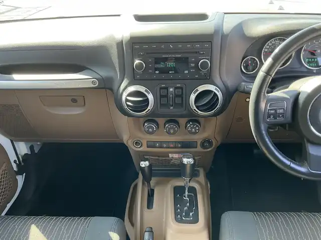 クライスラー・ジープ ジープ ラングラー アンリミテッド サハラ 滋賀県 2012(平24)年 5.7万km 白 ワンオーナー /4WD/純正オーディオ/CD、DVD、ハンズフリー/サイドカメラ/ETC/クルーズコントロール/純正18インチアルミホイール/スペアキー有り/取扱説明書/保証書/