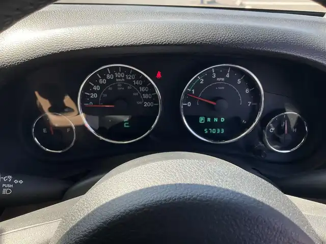 クライスラー・ジープ ジープ ラングラー アンリミテッド サハラ 滋賀県 2012(平24)年 5.7万km 白 ワンオーナー /4WD/純正オーディオ/CD、DVD、ハンズフリー/サイドカメラ/ETC/クルーズコントロール/純正18インチアルミホイール/スペアキー有り/取扱説明書/保証書/