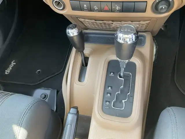 クライスラー・ジープ ジープ ラングラー アンリミテッド サハラ 滋賀県 2012(平24)年 5.7万km 白 ワンオーナー /4WD/純正オーディオ/CD、DVD、ハンズフリー/サイドカメラ/ETC/クルーズコントロール/純正18インチアルミホイール/スペアキー有り/取扱説明書/保証書/