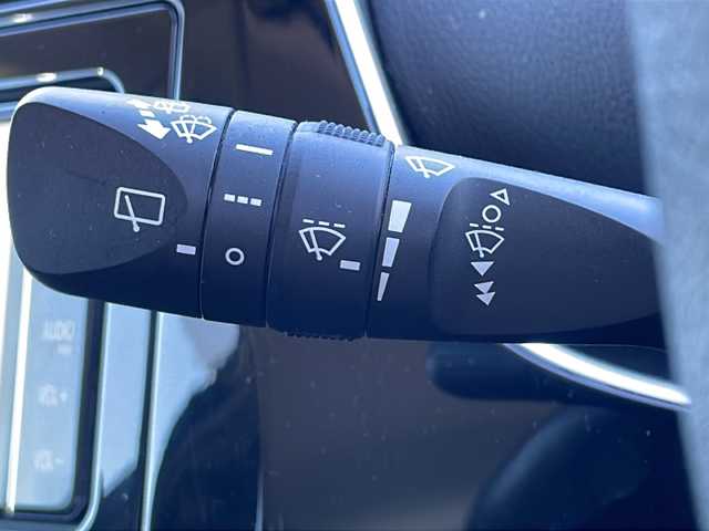 トヨタ プリウス S ツーリングセレクション 山口県 2020(令2)年 5.1万km スーパーホワイトⅡ 純正SDナビ/・Bluetoothオーディオ/・フルセグテレビ/・DVD再生機能/・AM/FMラジオ/Toyota Safety Sence/・プリクラッシュセーフティ/・レーンディパーチャーアラート/・オートマチックハイビーム/・レーダークルーズコントロール/・パノラミックビューモニター/・インテリジェントクリアランスソナー/ETC2.0/スマートキー/プッシュスタート/純正フロアマット/LEDヘッドライト/取扱説明書/保証書/シートヒーター/ドアバイザー/純正17インチアルミホイール/オートエアコン/ドライブレコーダー