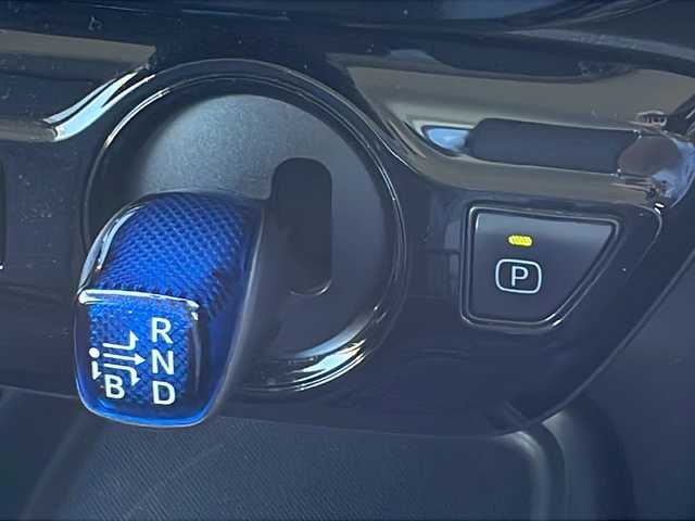 トヨタ プリウス S ツーリングセレクション 山口県 2020(令2)年 5.1万km スーパーホワイトⅡ 純正SDナビ/・Bluetoothオーディオ/・フルセグテレビ/・DVD再生機能/・AM/FMラジオ/Toyota Safety Sence/・プリクラッシュセーフティ/・レーンディパーチャーアラート/・オートマチックハイビーム/・レーダークルーズコントロール/・パノラミックビューモニター/・インテリジェントクリアランスソナー/ETC2.0/スマートキー/プッシュスタート/純正フロアマット/LEDヘッドライト/取扱説明書/保証書/シートヒーター/ドアバイザー/純正17インチアルミホイール/オートエアコン/ドライブレコーダー