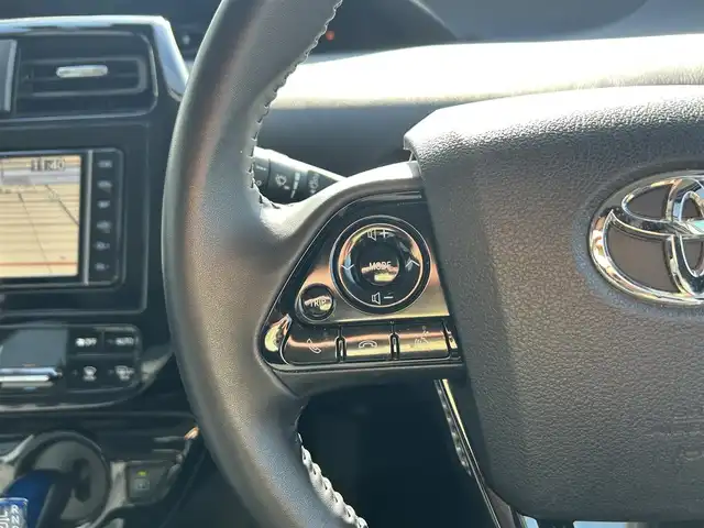 トヨタ プリウス S ツーリングセレクション 広島県 2020(令2)年 5.1万km スーパーホワイトⅡ ワンオーナー/純正ナビ　　NSZT-W68T/　「Bluetooth/フルセグ/CD/DVD」/全方位カメラ　/前席シートヒーター　/レーダークルーズコントロール/クリアランスソナー/ドライブレコーダー/ＥＴＣ２．０　/オートハイビーム　/ＬＥＤヘッドライト（AUTO機能付き）/衝突軽減ブレーキシステム/車線逸脱防止システム　/プッシュスタート/スマートキー/純正１７インチアルミ/純正フロアマット/ナビ取扱説明書/保証書/取扱説明書