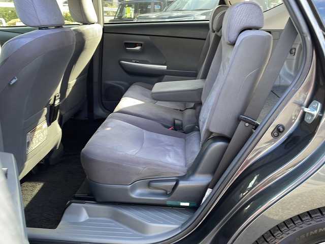 トヨタ プリウス α G 東京都 2012(平24)年 6.5万km グレーメタリック 純正ナビ/FM/AM/BT/USB/HDD/DVD/ブルーレイ/フリップダウンモニター/クルーズコントロール/バックカメラ/フォグランプ/ETC/ハロゲンライト/AUTOライト/ダブルエアバック/カーテンエアバック/サマータイヤ（純正ホイール・キャップ付き）積込