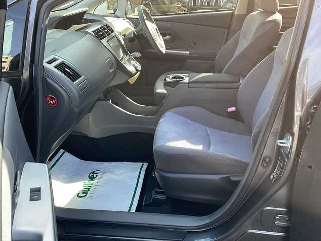 トヨタ プリウス α G 東京都 2012(平24)年 6.5万km グレーメタリック 純正ナビ/FM/AM/BT/USB/HDD/DVD/ブルーレイ/フリップダウンモニター/クルーズコントロール/バックカメラ/フォグランプ/ETC/ハロゲンライト/AUTOライト/ダブルエアバック/カーテンエアバック/サマータイヤ（純正ホイール・キャップ付き）積込