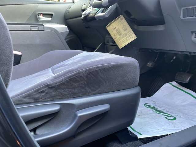 トヨタ プリウス α G 東京都 2012(平24)年 6.5万km グレーメタリック 純正ナビ/FM/AM/BT/USB/HDD/DVD/ブルーレイ/フリップダウンモニター/クルーズコントロール/バックカメラ/フォグランプ/ETC/ハロゲンライト/AUTOライト/ダブルエアバック/カーテンエアバック/サマータイヤ（純正ホイール・キャップ付き）積込