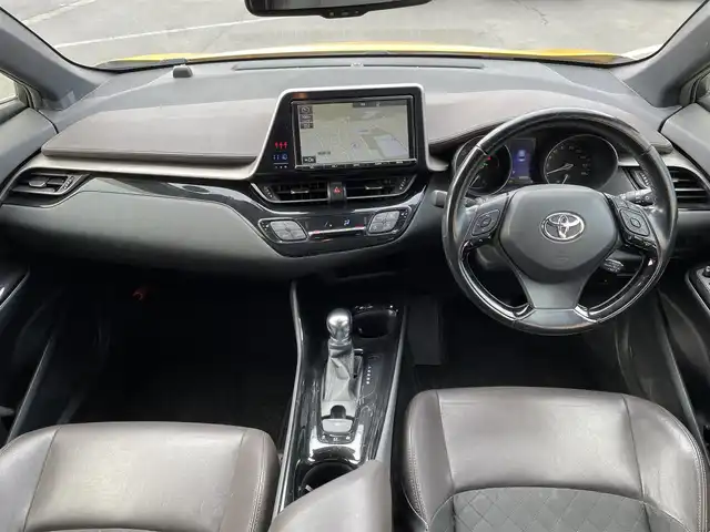 トヨタ Ｃ－ＨＲ G 東京都 2017(平29)年 10.7万km イエロー ワンオーナー/純正ナビ/フルセグ/CD/DVD/AM/FM/BT/追従クルコン/ＬＡＴ/シートヒーター/純正アルミ/ＥＴＣ/純正フロアマット/ＡＣ１００Ｖ/ステアリングスイッチ/ドライブモード/横滑り制御機能/ヘッドライトレベライザー/SRSエアバック（運転席/助手席）/車両接近警報/オートマチックハイビーム/ドアバイザー