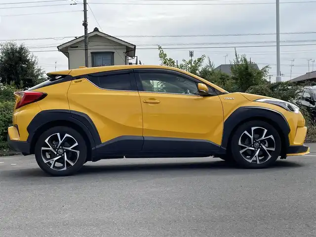 トヨタ Ｃ－ＨＲ G 東京都 2017(平29)年 10.7万km イエロー ワンオーナー/純正ナビ/フルセグ/CD/DVD/AM/FM/BT/追従クルコン/ＬＡＴ/シートヒーター/純正アルミ/ＥＴＣ/純正フロアマット/ＡＣ１００Ｖ/ステアリングスイッチ/ドライブモード/横滑り制御機能/ヘッドライトレベライザー/SRSエアバック（運転席/助手席）/車両接近警報/オートマチックハイビーム/ドアバイザー