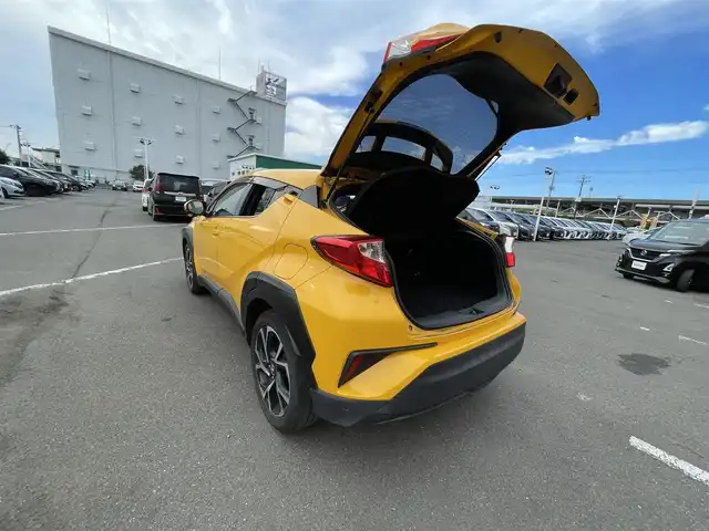 トヨタ Ｃ－ＨＲ G 東京都 2017(平29)年 10.7万km イエロー ワンオーナー/純正ナビ/フルセグ/CD/DVD/AM/FM/BT/追従クルコン/ＬＡＴ/シートヒーター/純正アルミ/ＥＴＣ/純正フロアマット/ＡＣ１００Ｖ/ステアリングスイッチ/ドライブモード/横滑り制御機能/ヘッドライトレベライザー/SRSエアバック（運転席/助手席）/車両接近警報/オートマチックハイビーム/ドアバイザー