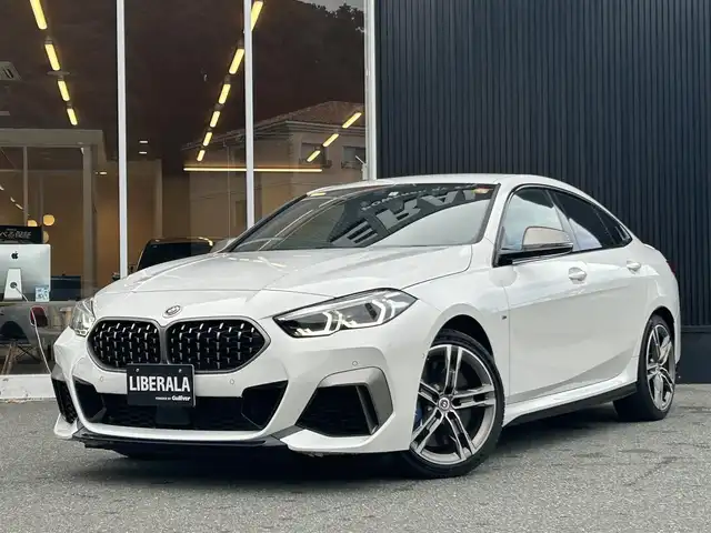 ＢＭＷ Ｍ２３５ｉ グランクーペ xDrive 福岡県 2023(令5)年 1.7万km アルピンホワイトⅢ インテリジェントセーフティ/アダプティブクルーズコントロール/ブラインドスポットモニター/純正ナビ/Applecarplay/Bluetooth/バックカメラ/アンビエントライト/ワイヤレス充電/LEDライト/オートハイビーム/オートワイパー/前後ドライブレコーダー/純正１８インチアルミホイール/ミラー一体型ETC/スペアキー×1