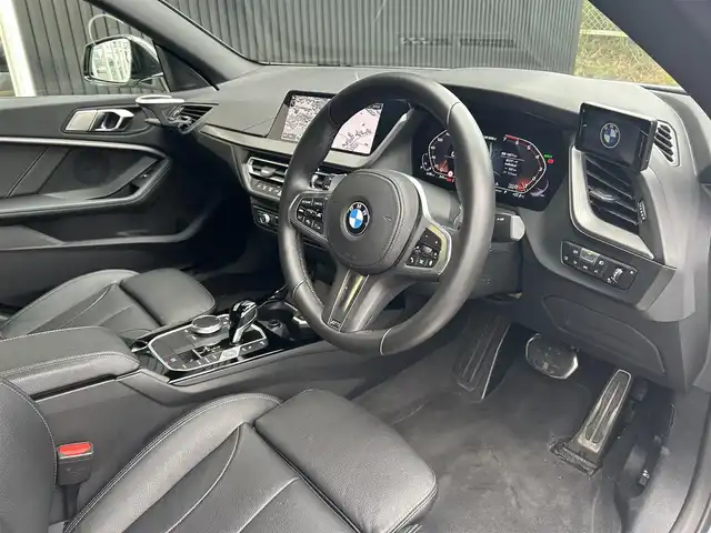 ＢＭＷ Ｍ２３５ｉ グランクーペ xDrive 福岡県 2023(令5)年 1.7万km アルピンホワイトⅢ インテリジェントセーフティ/アダプティブクルーズコントロール/ブラインドスポットモニター/純正ナビ/Applecarplay/Bluetooth/バックカメラ/アンビエントライト/ワイヤレス充電/LEDライト/オートハイビーム/オートワイパー/前後ドライブレコーダー/純正１８インチアルミホイール/ミラー一体型ETC/スペアキー×1
