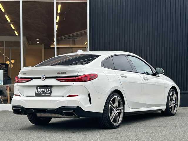 ＢＭＷ Ｍ２３５ｉ グランクーペ xDrive 福岡県 2023(令5)年 1.7万km アルピンホワイトⅢ インテリジェントセーフティ/アダプティブクルーズコントロール/ブラインドスポットモニター/純正ナビ/Applecarplay/Bluetooth/バックカメラ/アンビエントライト/ワイヤレス充電/LEDライト/オートハイビーム/オートワイパー/前後ドライブレコーダー/純正１８インチアルミホイール/ミラー一体型ETC/スペアキー×1
