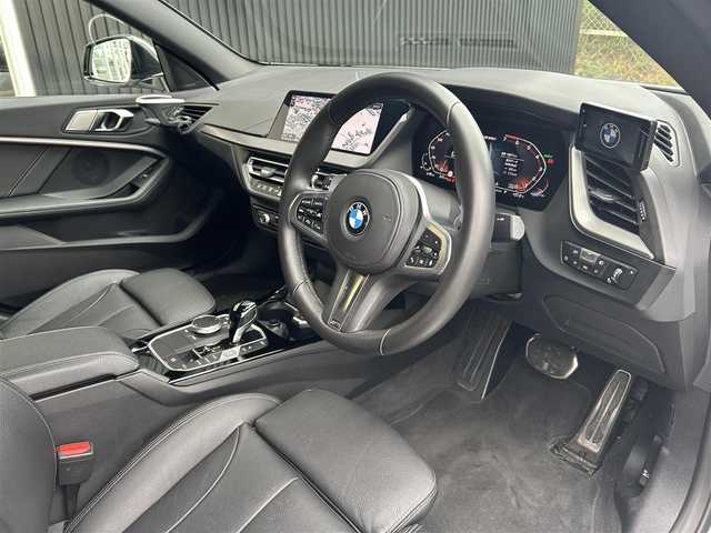 ＢＭＷ Ｍ２３５ｉ グランクーペ xDrive 福岡県 2023(令5)年 1.7万km アルピンホワイトⅢ インテリジェントセーフティ/アダプティブクルーズコントロール/ブラインドスポットモニター/純正ナビ/Applecarplay/Bluetooth/バックカメラ/アンビエントライト/ワイヤレス充電/LEDライト/オートハイビーム/オートワイパー/前後ドライブレコーダー/純正１８インチアルミホイール/ミラー一体型ETC/スペアキー×1