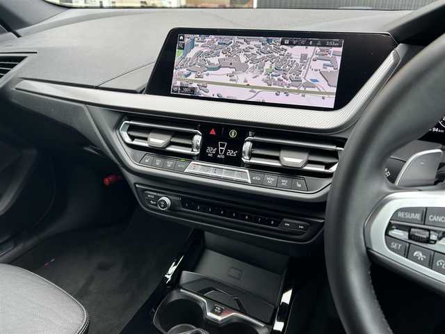 ＢＭＷ Ｍ２３５ｉ グランクーペ xDrive 福岡県 2023(令5)年 1.7万km アルピンホワイトⅢ インテリジェントセーフティ/アダプティブクルーズコントロール/ブラインドスポットモニター/純正ナビ/Applecarplay/Bluetooth/バックカメラ/アンビエントライト/ワイヤレス充電/LEDライト/オートハイビーム/オートワイパー/前後ドライブレコーダー/純正１８インチアルミホイール/ミラー一体型ETC/スペアキー×1