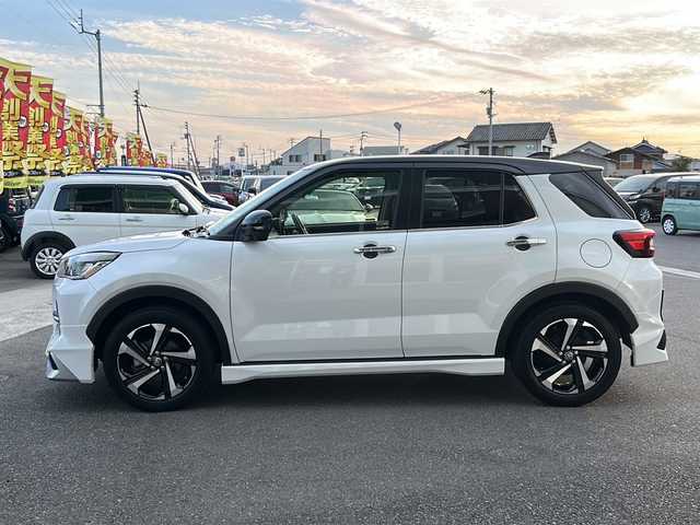 トヨタ ライズ Z 香川県 2021(令3)年 4.2万km ブラックマイカメタリック/シャイニングホワイトパール 純正ディーラーナビ（フルセグ/CD/DVD/BT）/ハイブリッド車/パノラミックビューモニター/レーダークルーズコントロール/ドライブレコーダー/シートヒーター/純正モデリスタエアロ（フロント，サイド，リア）/コーナーセンサー/LEDヘッドライト/ETC2.0/フォグランプ