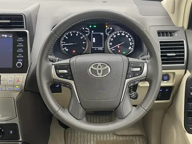 トヨタ ランドクルーザー プラド TX Lパッケージ 愛知県 2023(令5)年 2万km ホワイトパールクリスタルシャイン 純正８型ＤＡナビ　ムーンルーフ　全方位カメラ　禁煙　ＥＴＣ２．０　ベージュ革　ベンチレーション　シートヒーター　セーフティセンス　衝突軽減　追従クルコン　ＬＥＤオートライト　ＢＳＭ　ルーフレール