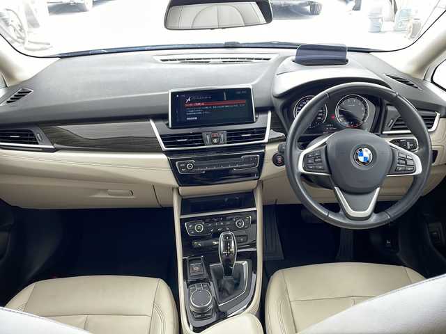 ＢＭＷ ２１８ｉ アクティブツアラー ラグジュアリー 兵庫県 2019(令1)年 5.9万km サファイアブラックP ・純正ナビ（BT・USB・FM・AM）/・レーダークルーズコントロール/・レーンキープアシスト/・衝突軽減ブレーキ/・ダイナミックスタビリティコントロール/・パークディスタンスコントロール/・リアビューカメラ/・車線逸脱警報/・HUD/・横滑り防止/・白革シート/・パワーシート/・シートヒーター/・メモリーシート/・ETC2.0/・LEDオートライト/・フォグランプ/・オートマチックハイビーム/・パワーバックドア/・電動パーキングブレーキ/・ブレーキホールド/・純正17インチアルミホイール/・純正フロアマット/・ステアリングリモコン/・スマートキー/・プッシュスタート/・アイドリングストップ/・W＋サイドエアバック/・カーテンエアバック